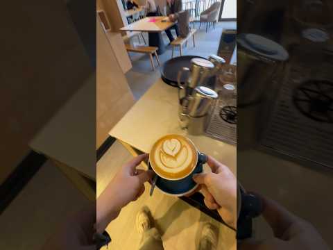 Ponto de vista do café com leite rápido ⚡️🔥 #latteart #coffee #barista #POV