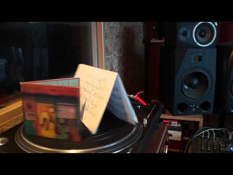 06 - Dwa Sławy - "Ce de e ef gie a ha ce" feat. Maciej Strzelczyk