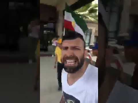 سام رجبی، قهرمان جوجیتسو برزیلی جهان و عضو اسبق تیم ملی جودو ایران در مقابل حوزه رای گیری در امریک