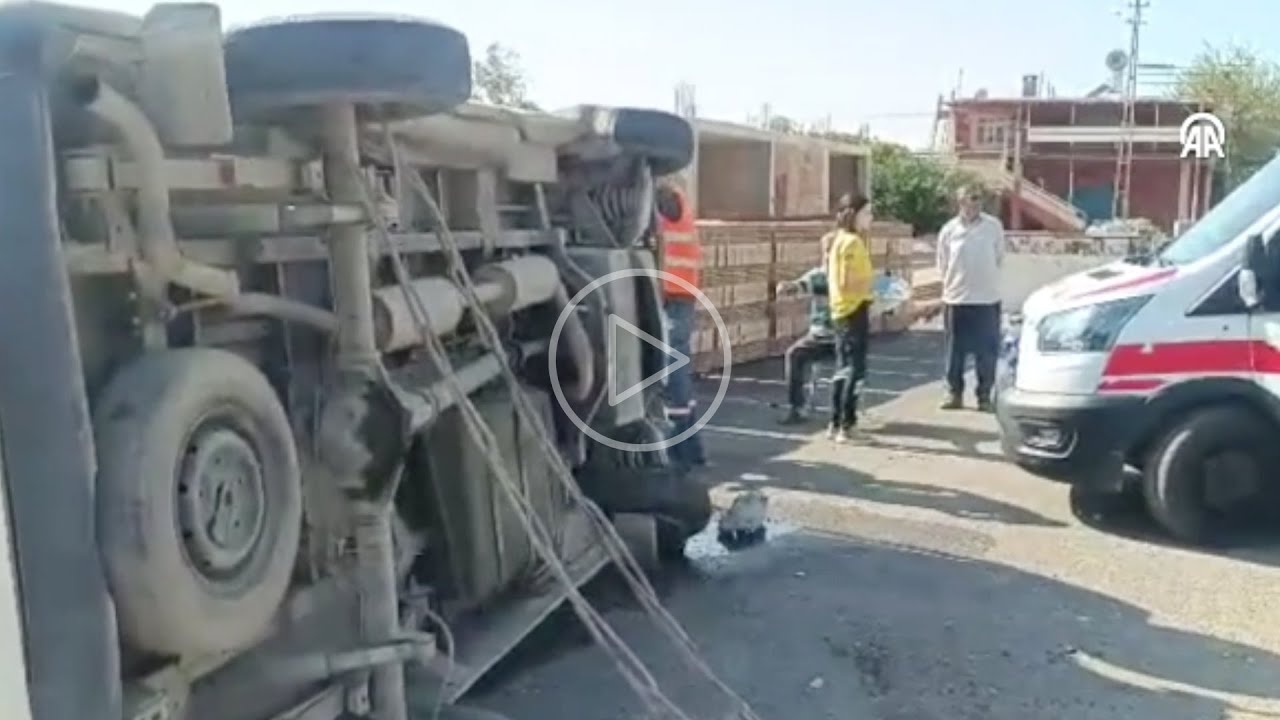 Adana Kozan’da minibüs devrildi! Sürücü yaralandı