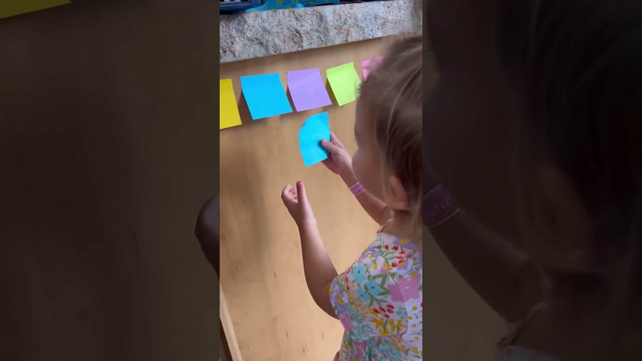 Color Match Post-It Game for Toddlers #mom #classroommanagement #classroomsetup #preschoolmom