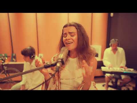 Flow and The Daffodils Orchestra "PiliPalili" live session from Barcelona.