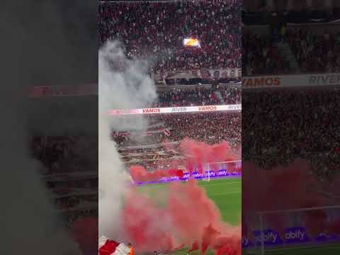 "Los técnicos se van, los jugadores pasarán, la banda quedará y nunca te va a abandonar" Barra: Los Borrachos del Tablón &bull; Club: River Plate &bull; País: Argentina