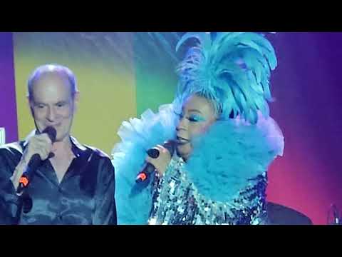 Maria Alcina & Ney Matogrosso - Eu Quero Botar Meu Bloco  na Rua ( Sergio