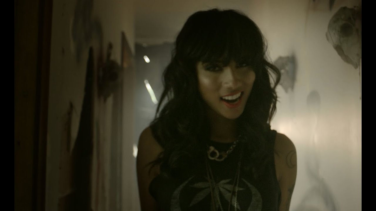 таинственная женщина. загадочная девушка. тайные песни женщин. тайные песни женщин. шрифт с обложки nirvana the breeds and come.