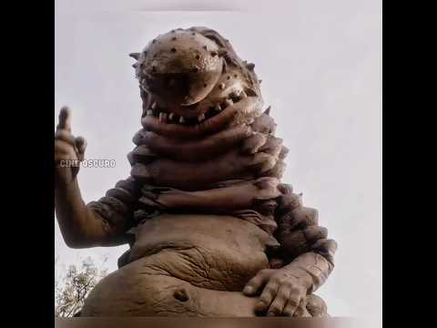 El monstruo sacó su nariz y la aplicó sobre la herida de la niña.😱