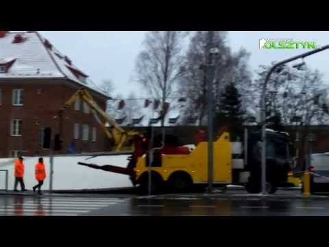 Tir przewożący półtusze zablokował al. Warszawską w Olsztynie