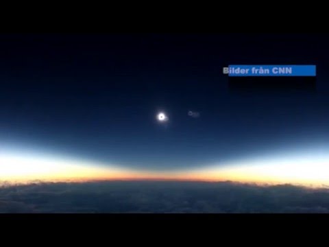 Mannen ser naturfenomenet och går bananas