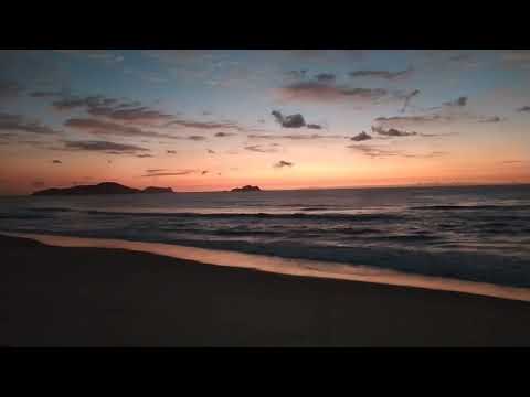 Segunda-feira com ondas pequenas e sol em Balneário Barra do Sul SC 