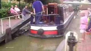 preview picture of video 'Narrow Canal Boats in Banbury'