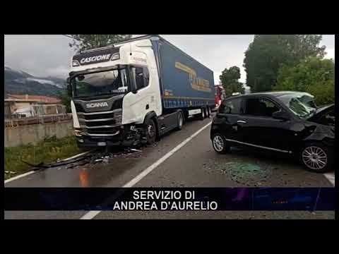 Brutto incidente tra camion e auto  Poliziotta trasportata in ospedale in codice rosso