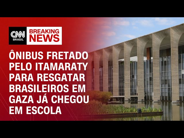 Ônibus fretado pelo Itamaraty para resgatar brasileiros em Gaza já chegou em escola | BASTIDORES CNN