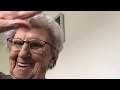 Mien (96) koopt nieuwe I-pad om te FaceTimen