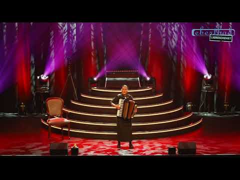 Carmela De Feo ist La Signora.  Liebesdienst Teil 2   - Schwarze Nudeln