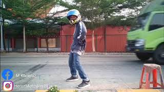 Download lagu joget pinggir jalan nahan malu 😂 versi BAGAIKAN LANGIT di sore hari (NEW CHANEL HeruzMotovlog39 ) mp3