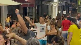 Viareggio, una band intona «Bella ciao»: Vannacci accenna un balletto, la moglie fa un gestaccio
