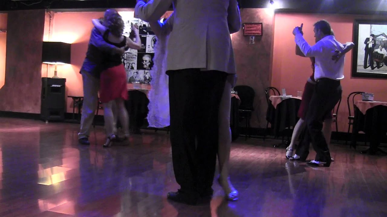 Sara y Carlos Neuman en  Milonga La Mariposa, Milan, Italia