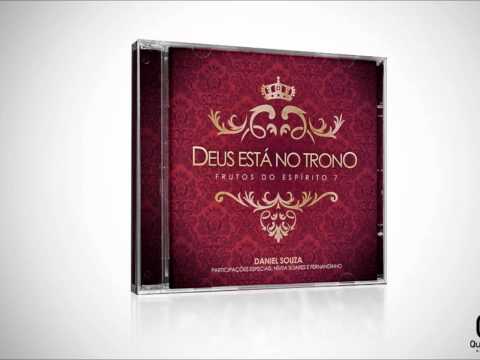 Deus Está No Trono video