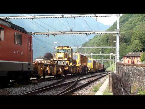 Re 6-6 e Re 4-4 con un merci, in transito a Bellinzona - San Paolo