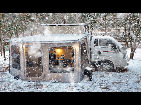 Winter-Schneecamping mit süßem Welpen in Campingbox [Mini Truck Camper]