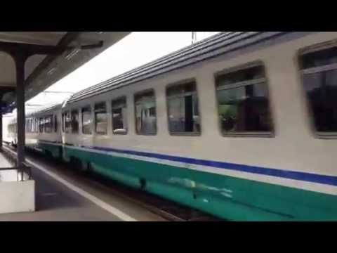 SwissExpress Re 4/4 II vor EuroCity Zug mit FS Wagen