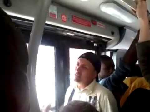 Ñero en el transmilenio cantando rap (Hernando)