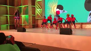 Simi performs 'Joromi' with the amazing Dream Chasers dance group