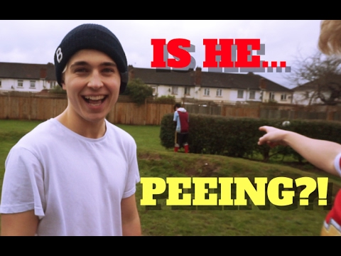 彼は...公衆の面前でおしっこ？ (IS HE... PEEING IN PUBLIC?!)