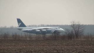 preview picture of video 'Antonov An-124-100 Ruslan taxiing runway 11 EPWR'