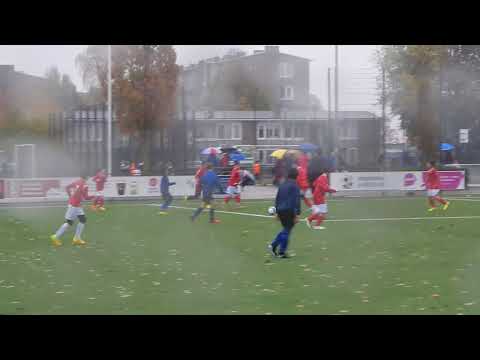 Nieuw Utrecht knalt de bal net op tijd voor het doel weg.