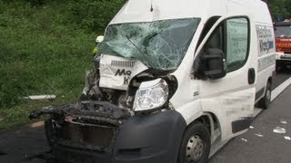 preview picture of video 'Schwerer Unfall auf der A44 - Transporter unter LKW 28.06.2013'