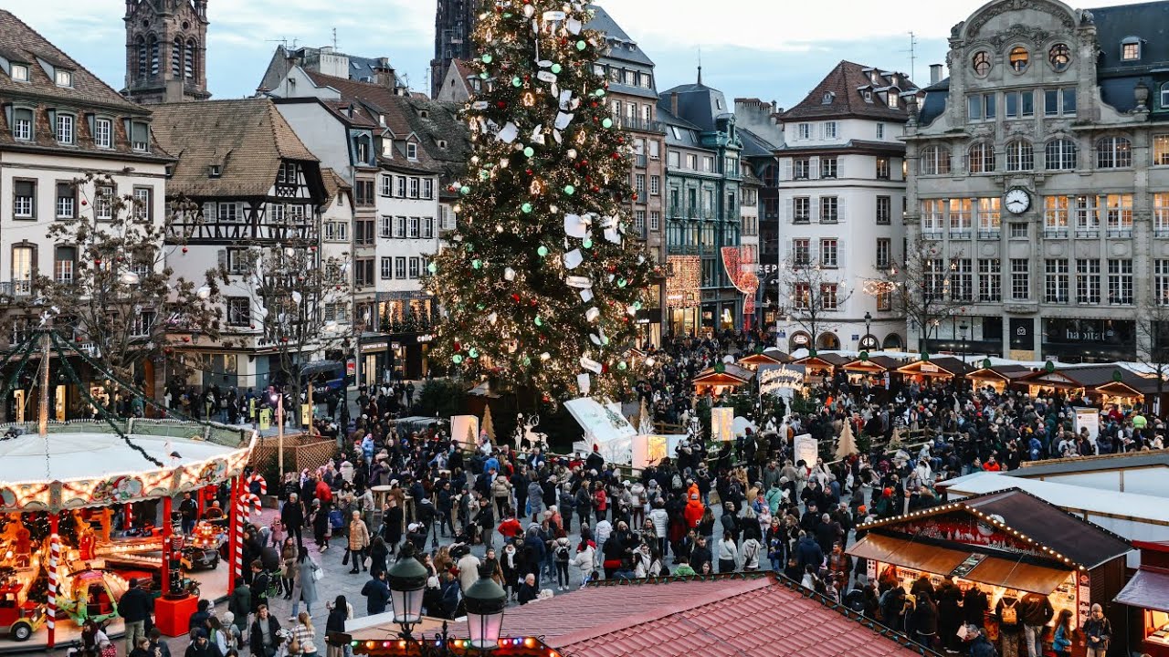 "C'est toujours aussi beau" : le marché de Noël de Strasbourg attire ses premiers visiteurs