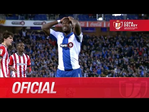 Disparo de Caicedo, despeja Herrerín y el balón rebota en el palo