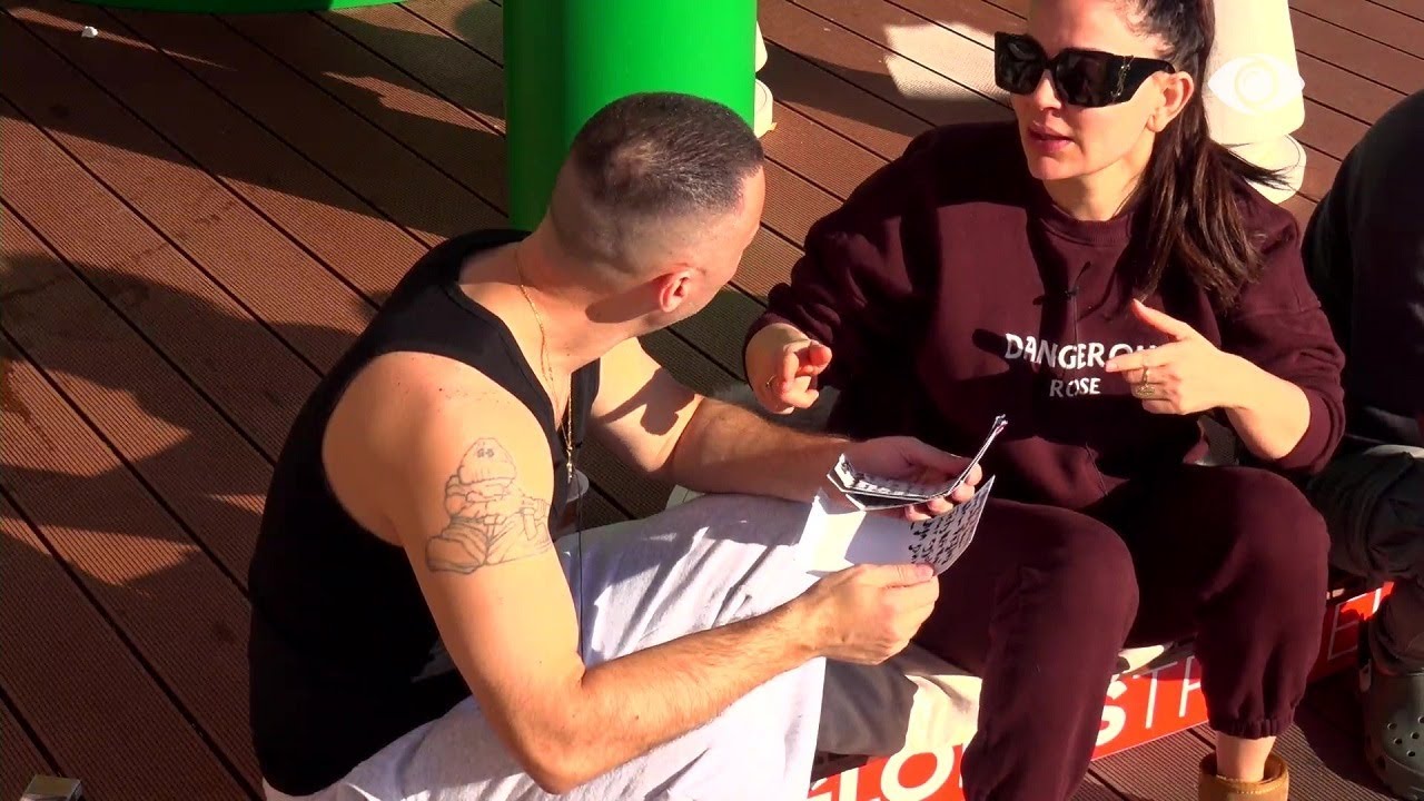 G Bani këndon me Rozanën këngën që ka shkruar brenda shtëpisë