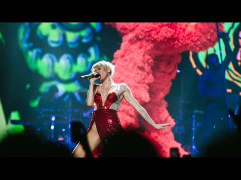 Miley Cyrus - FU (Live at the Bangerz Tour)