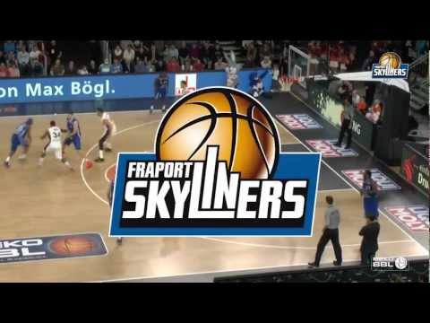 FRAPORT SKYLINERS Play of the Game Quantez Robertson mit dem Dunk gegen Ulm