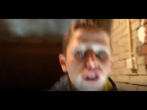 jongen valt van de trap