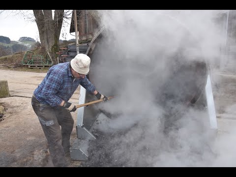 Mit dem Kon-Tiki wird aus betriebseigener Biomasse hausgemachte Pflanzenkohle