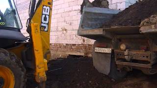 preview picture of video 'Погрузка грунта экскаватором погрузчиком JCB в Калуге'
