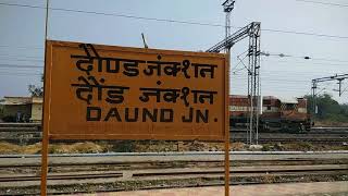 preview picture of video 'Swarna Jayanthi Express Loco Change and reversal at Daund Junction | Indian Railways'