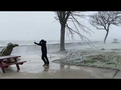 Lake Effect Blizzard Insanity-Buffalo NY-THUNDERSNOW-Whiteouts-Massive Waves!