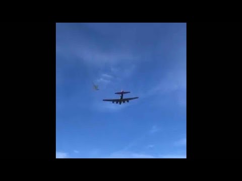 Aviões se chocam e explodem no ar durante apresentação no Texas EUA