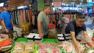 Download the video "今天停辦停課 一早就圍了一圈人 安南果菜市場怡安路二段102號 士官長海鮮叫賣 海鮮拍賣 叫賣哥 seafood auction"