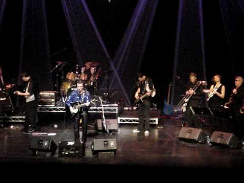 Double Diamond performs "Holly Holy" and ends Set 1