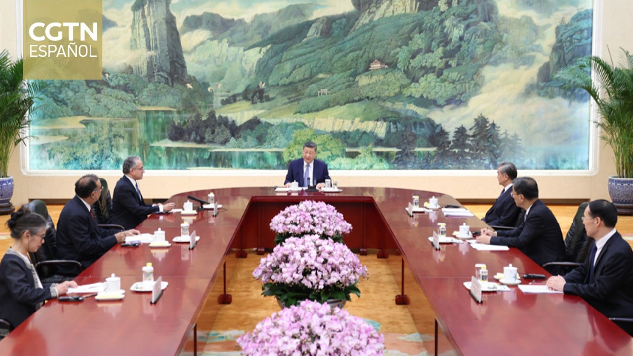 Xi Jinping se reúne con director general de Unesco