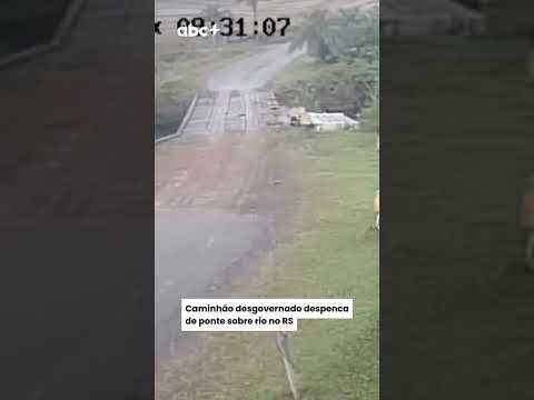 Caminhão desgovernado despenca de ponte sobre rio no RS