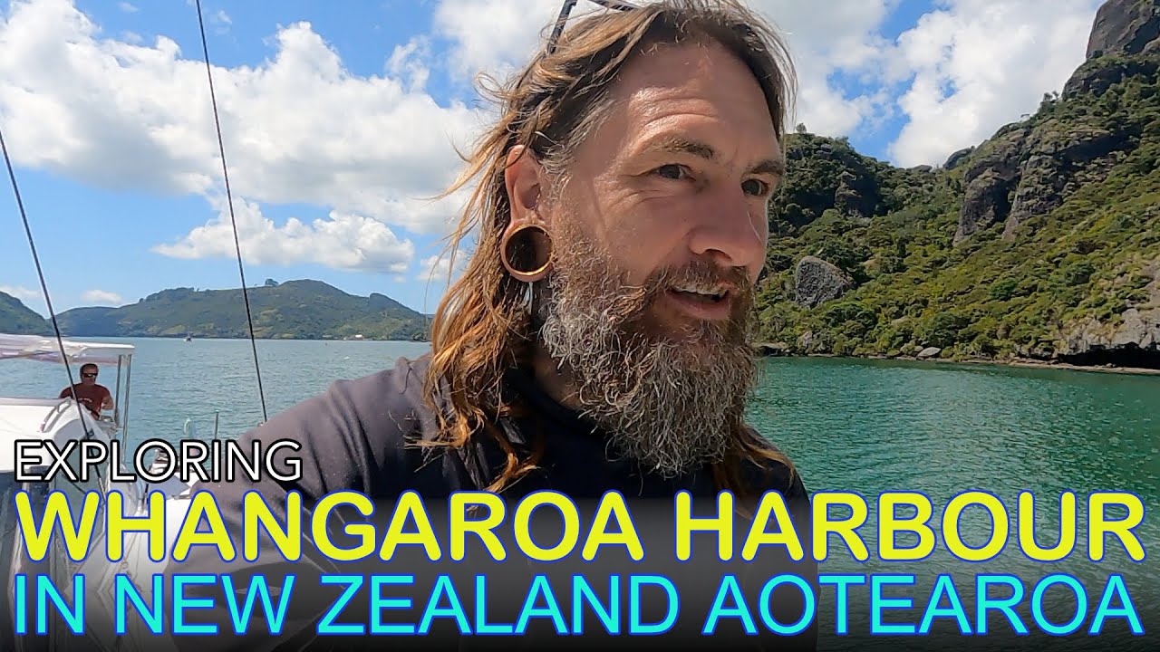 Navegando por Whangaroa Harbour en Nueva Zelanda en un catamarán de 50 pies y recorriendo sus senderos con SV Womble