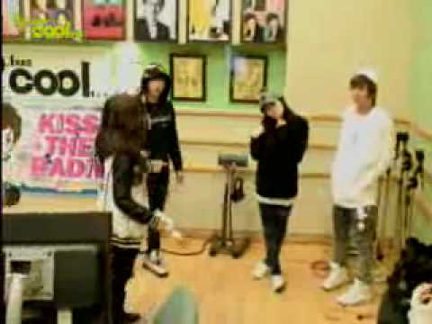 Kara Gyuri & Jiyoung posing