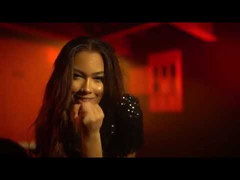 VITORIA KELLY E MC TERROR - A DEBOCHADA - CLIPE OFICIAL