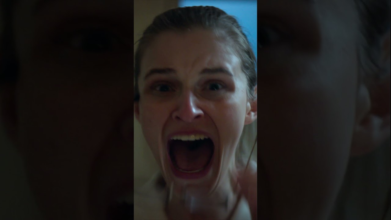 Miniature de la vidéo roses are red, violets are blue, The Strangers mean business, and they're coming for you du film Les intrus : dernier meurtre